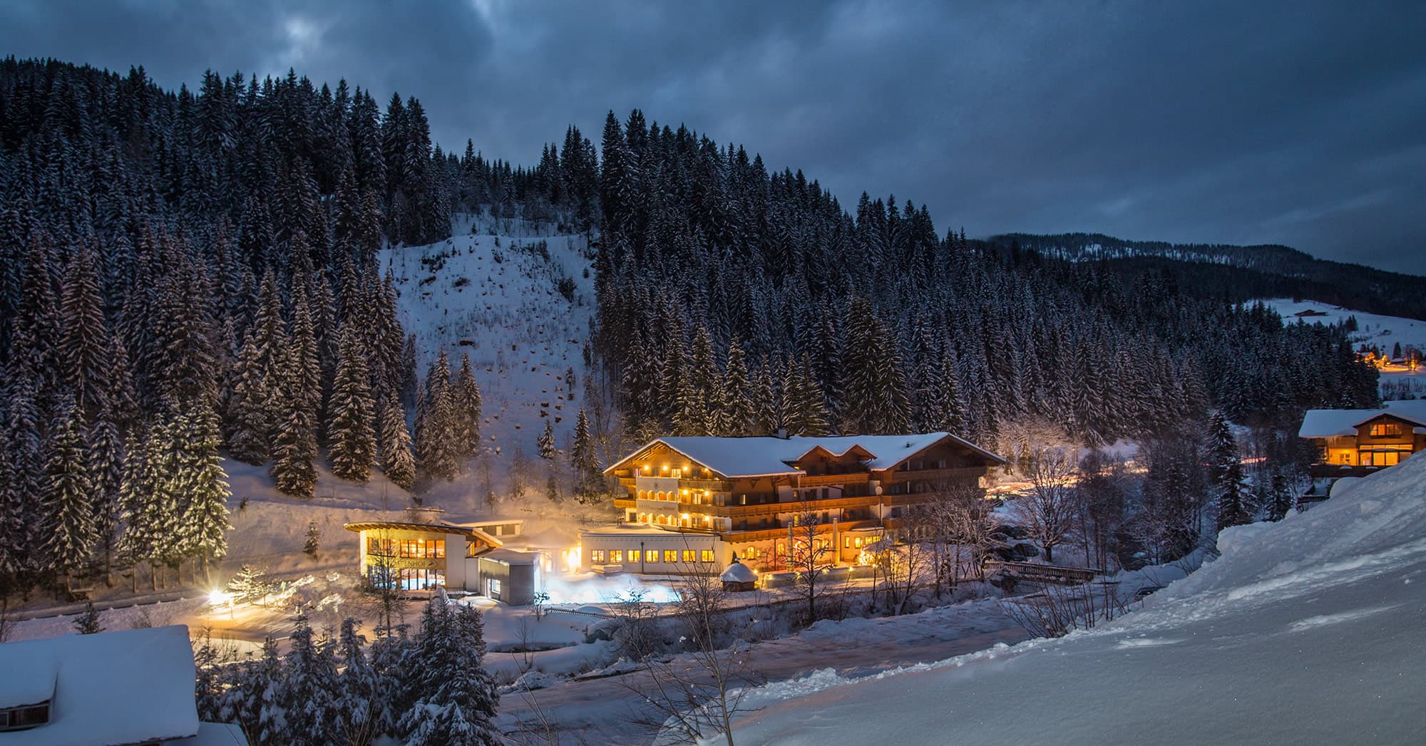 Winterurlaub im Hotel Naturglück Alpenhof in Filzmoos mit beheiztem Hallenbad und Freischwimmbad