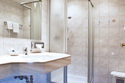 Badezimmer mit Marmorwaschtisch - WC separat