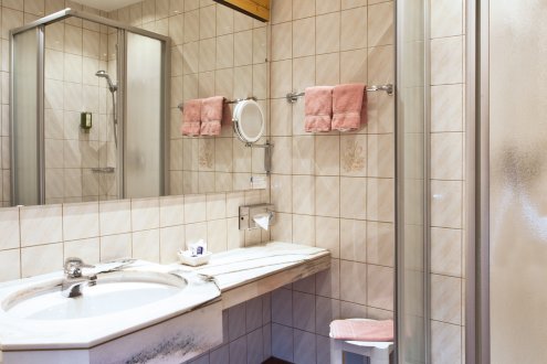 Badezimmer mit Marmorwaschtisch - WC separat
